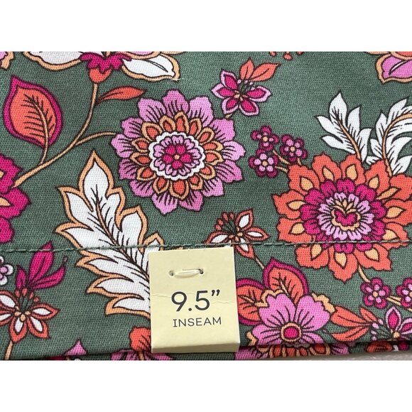 St John's Bay Womens Size 4P Bermuda Shorts Floral Green Secretly Slender Tummy - Picture 7 of 11